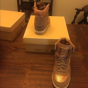 Rose gold sneaker a must have!